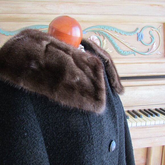 VINTAGE COAT w FUR COLLAR, BLACK NUBBY WOOL TEXTURE, 1960s CHIC w LARGE BUTTONS - Picture 7 of 8